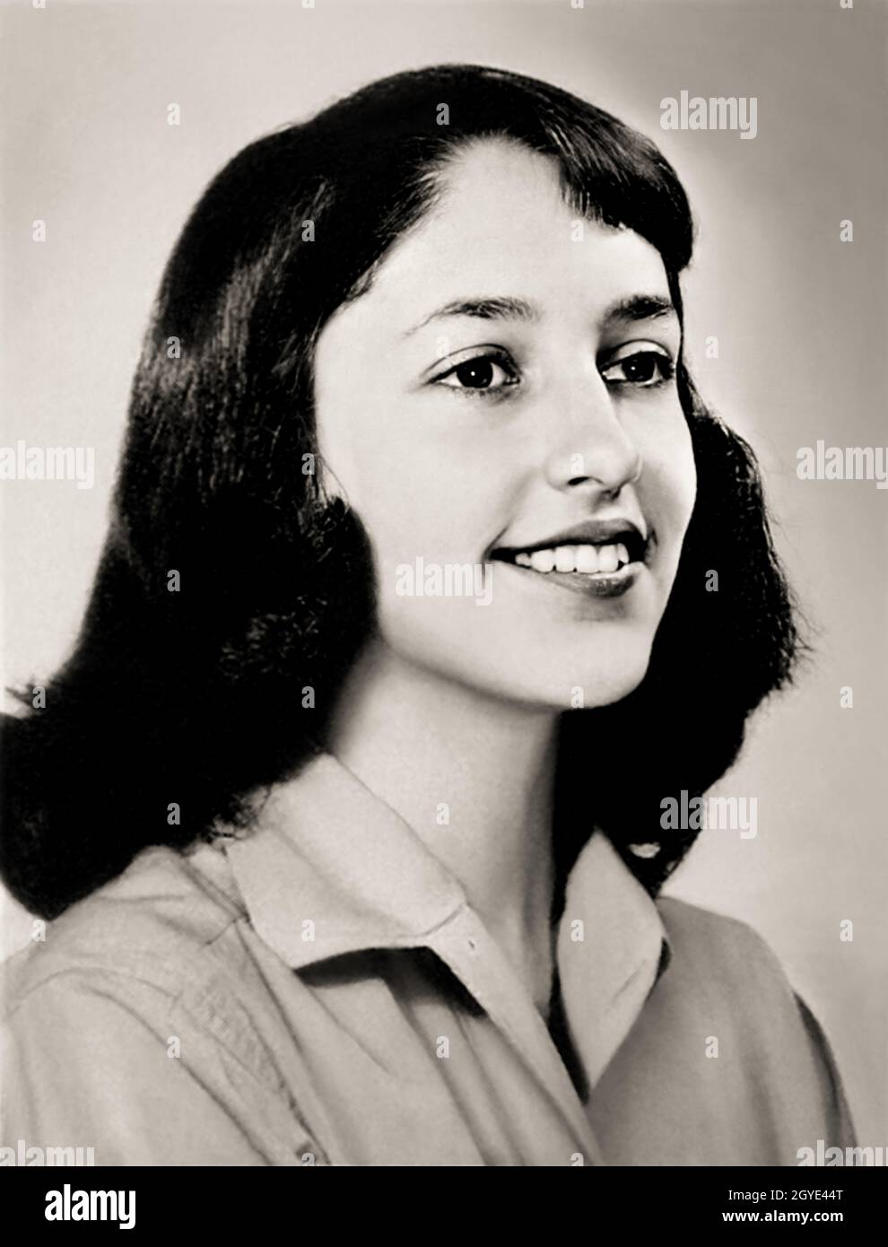 1956 , USA : The celebrated american Folk singer JOAN BAEZ ( born 9 january 1941 ) when was a young girl aged 15 , photo pubblished in High School Yearbook annuary . Unknown photographer. - HISTORY - FOTO STORICHE - personalità da giovane giovani - ragazza - personality personalities when was young girl - INFANZIA - CHILDHOOD - POP MUSIC - MUSICA - cantante - TEENAGER - RAGAZZA - CHILDHOOD - INFANZIA - smile - sorriso --- ARCHIVIO GBB Stock Photo