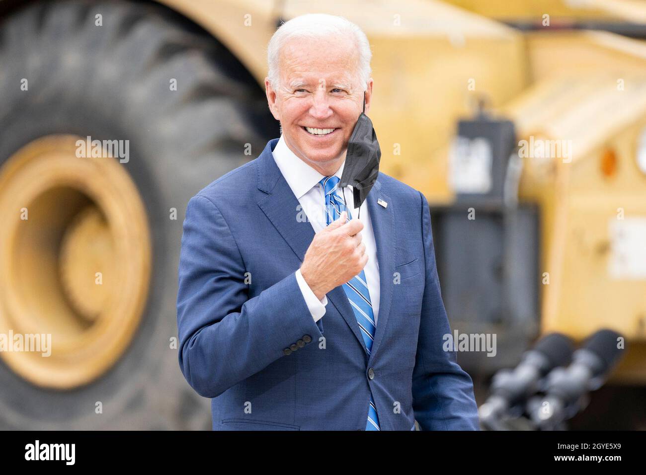 Howell, Michigan, USA. 5th Oct, 2021. President JOE BIDEN walks onstage