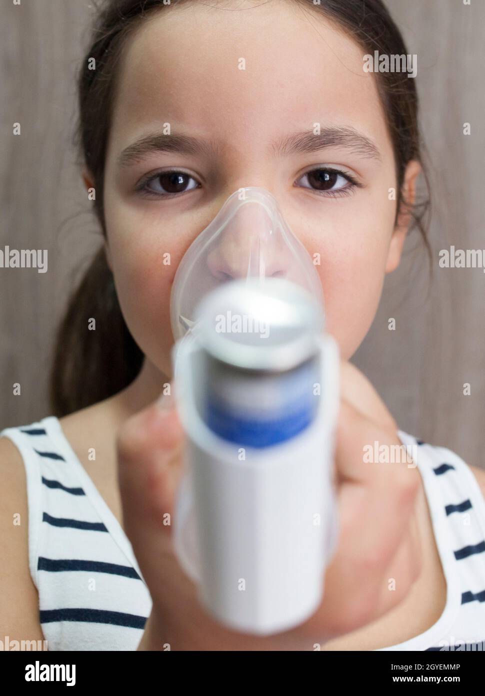 Child using spacer and inhaler hires stock photography and images Alamy