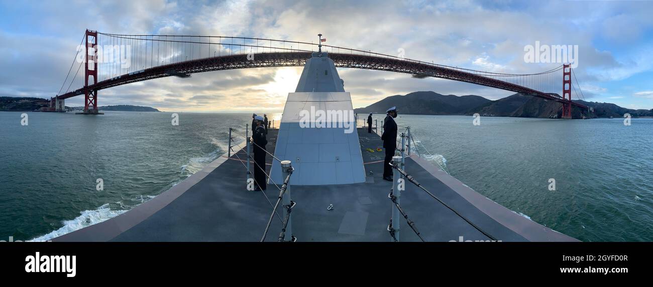 211005-N-ZZ999-1003 SAN FRANCISCO (Oct. 5, 2021) Sailors aboard Zumwalt-class guided-missile destroyer Michael Monsoor (DDG 1001) man the rails as the ship prepares to pull into San Francisco in support of San Francisco Fleet Week (SFFW) 2021. SFFW is an opportunity for the American public to meet their Navy, Marine Corps and Coast Guard teams and experience America's sea services. During fleet week, service members participate in various community service events, showcase capabilities and equipment to the community, and enjoy the hospitality of the city and its surrounding areas. (U.S. Navy p Stock Photo