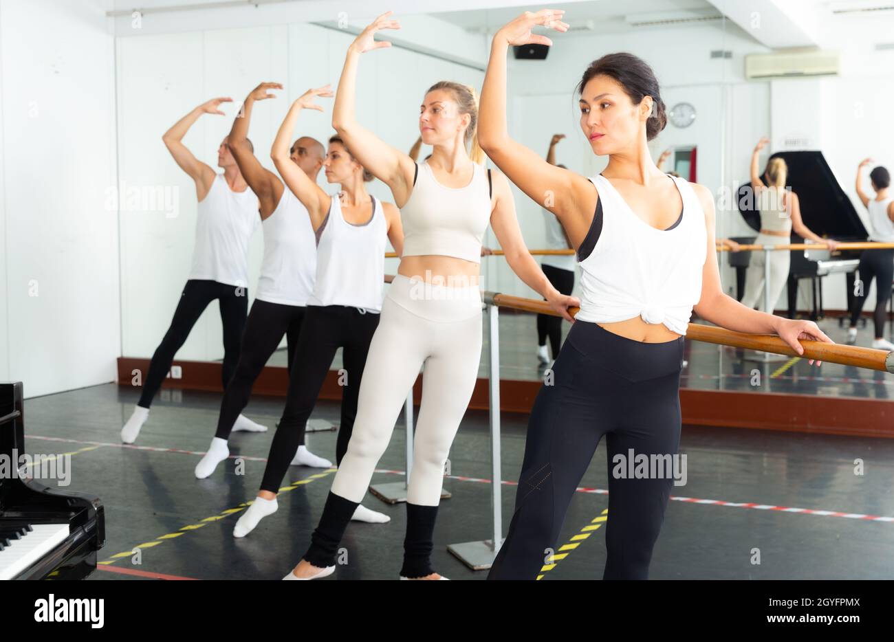 Paired ballet class at ballet school Stock Photo - Alamy