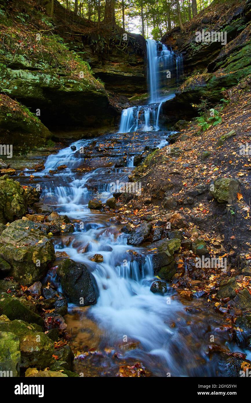 Horseshoe falls waterfall with gently descending waterfall over ...