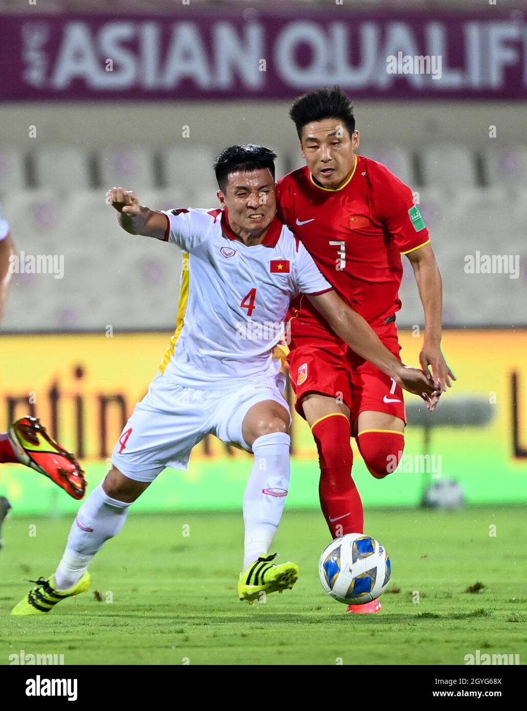 Sharjah. 8th Oct, 2021. Wu Lei (R) of China competes with Bui Tien Dung of  Vietnam during the FIFA World Cup Qatar 2022 Asian qualification football  match between China and Vietnam in