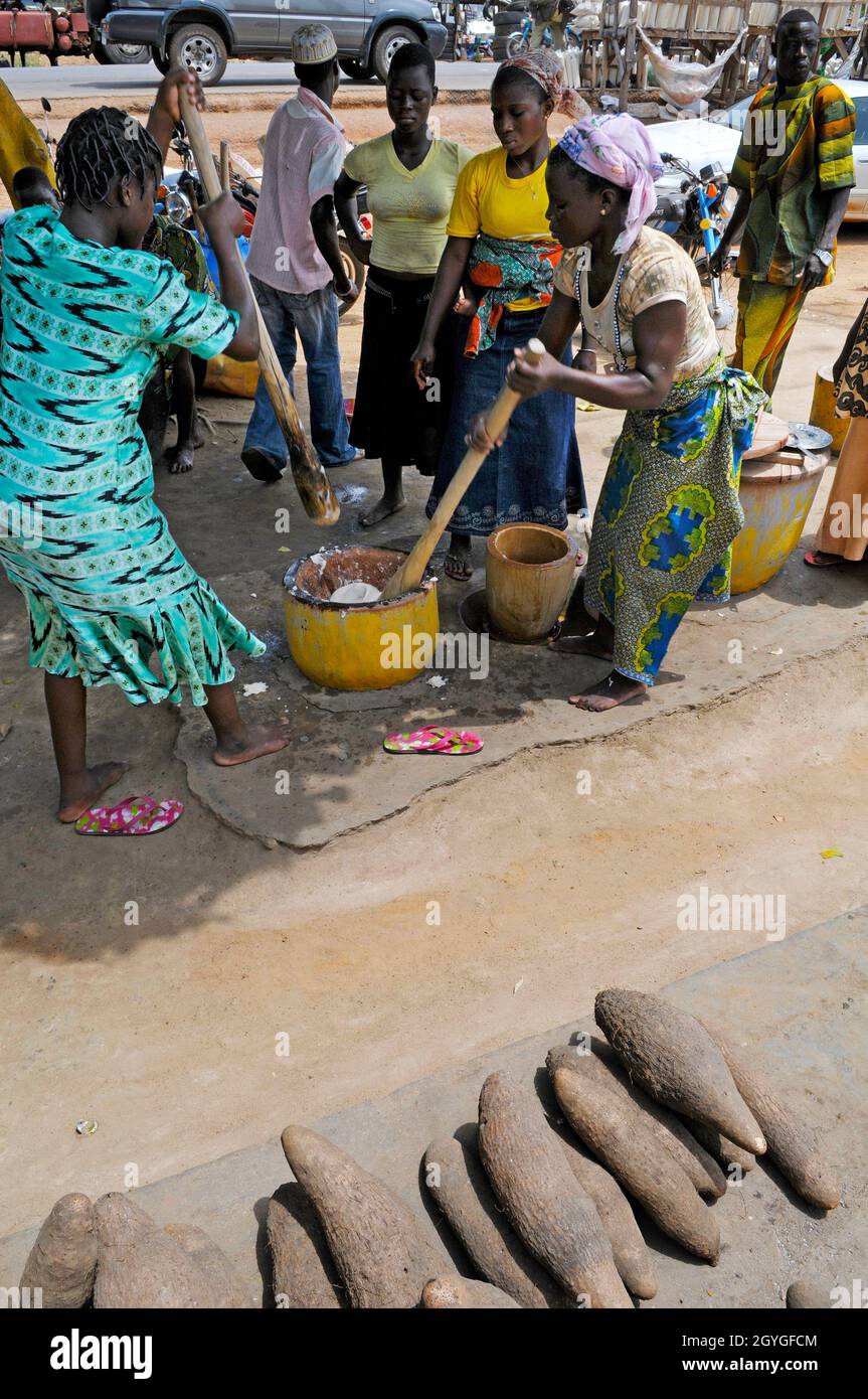 BENIN, COLLINES, DASSA-ZOUME, PREPARATION OF CRUSHED YAM Stock Photo ...