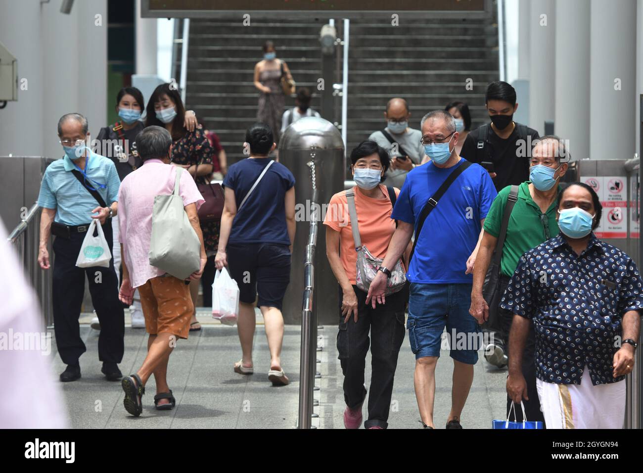 Singapore. 7th Oct, 2021. People wearing face masks are seen at a subway station in Singapore on Oct. 7, 2021. Singapore reported 3,483 new cases of COVID-19 on Thursday, bringing the total tally in the country to 116,864. Credit: Then Chih Wey/Xinhua/Alamy Live News Stock Photo