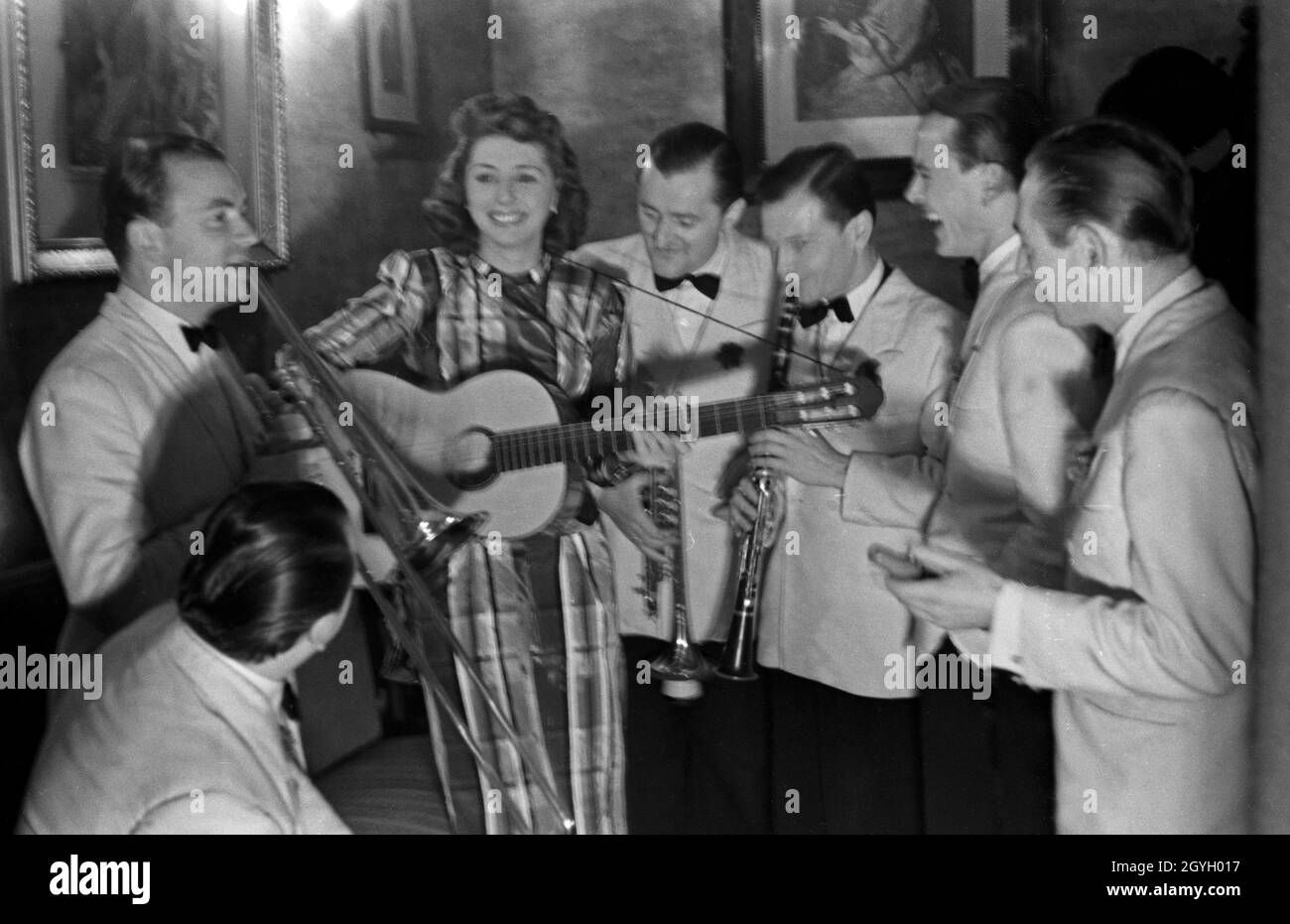 Die chilenische Sängerin Rosita Serrano bei Proben mit ihren Musikern in Berlin, Deutschland 1930er Jahre. Chilean singer Rosita Serrano doing a rehearsal with her musicians at Berlin, Germany 1930s. Stock Photo