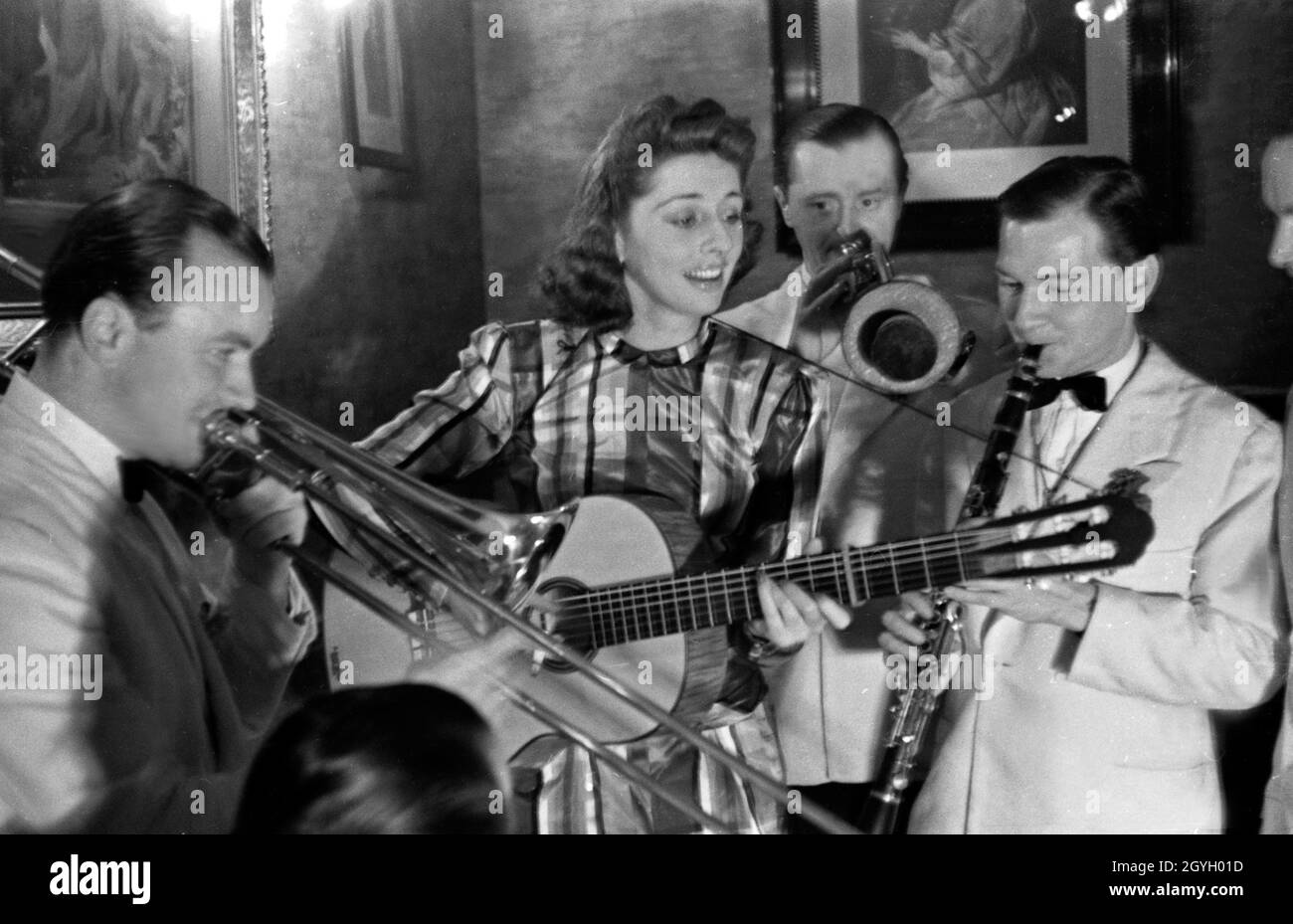 Die chilenische Sängerin Rosita Serrano bei Proben mit ihren Musikern in Berlin, Deutschland 1930er Jahre. Chilean singer Rosita Serrano doing a rehearsal with her musicians at Berlin, Germany 1930s. Stock Photo