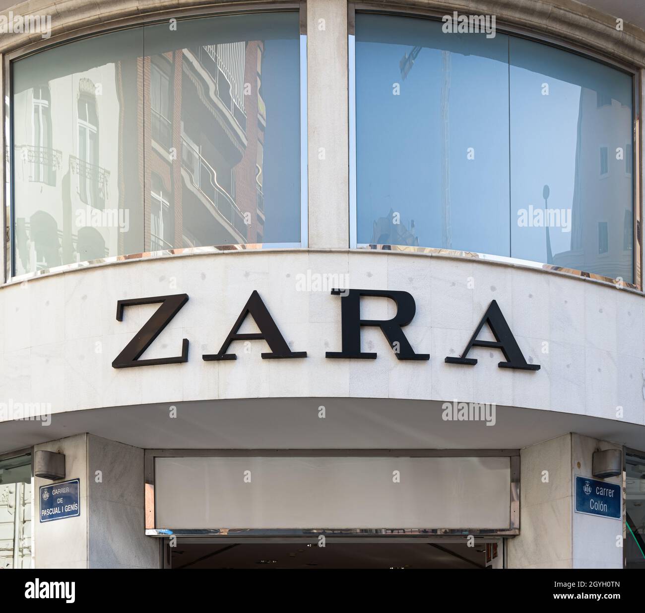 VALENCIA, SPAIN - OCTOBER 07, 2021: Zara is the largest company in the  Inditex group, the world's largest apparel retailer Stock Photo - Alamy