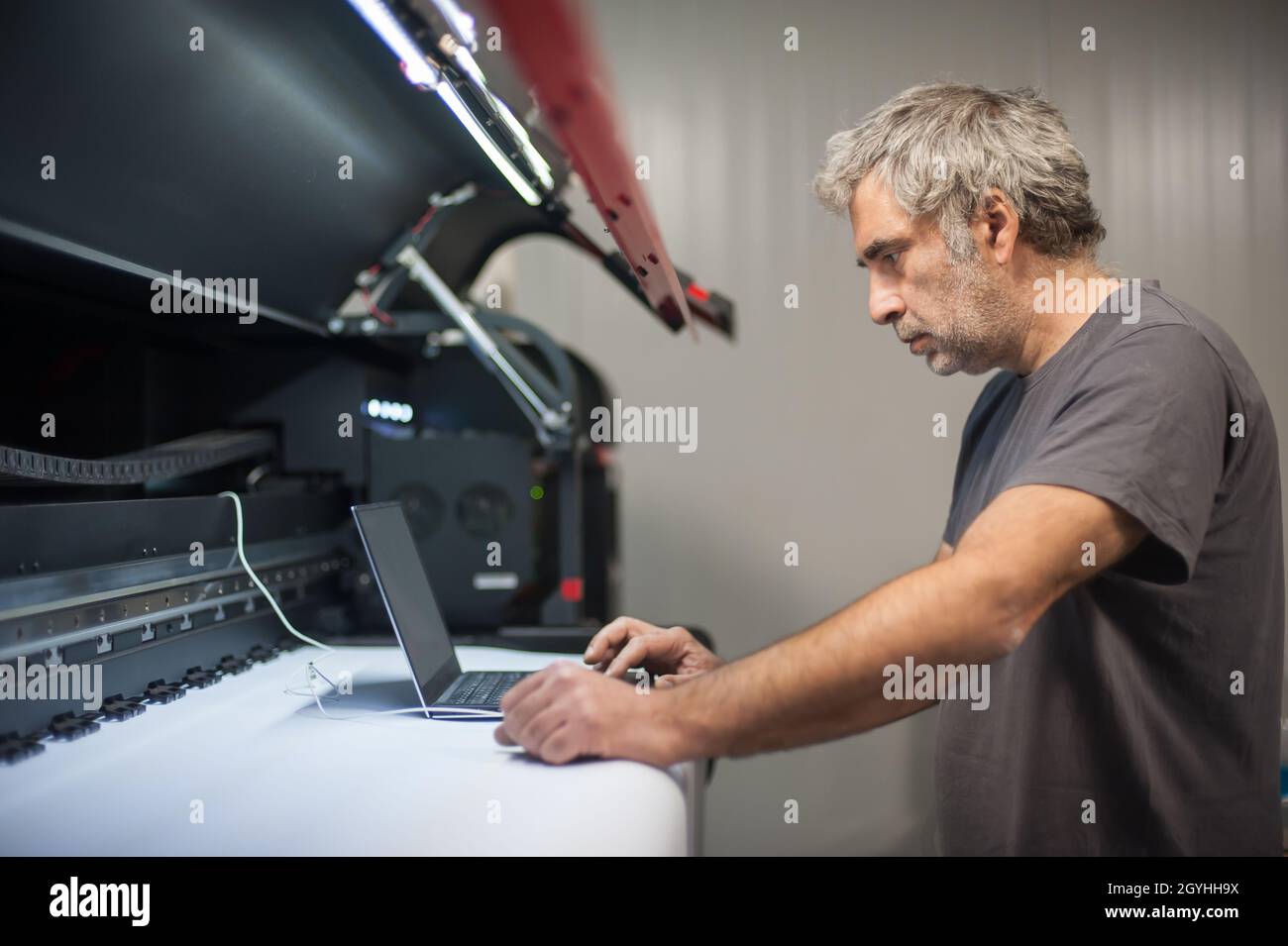 Engineer inspect switchgear hi-res stock photography and images - Alamy