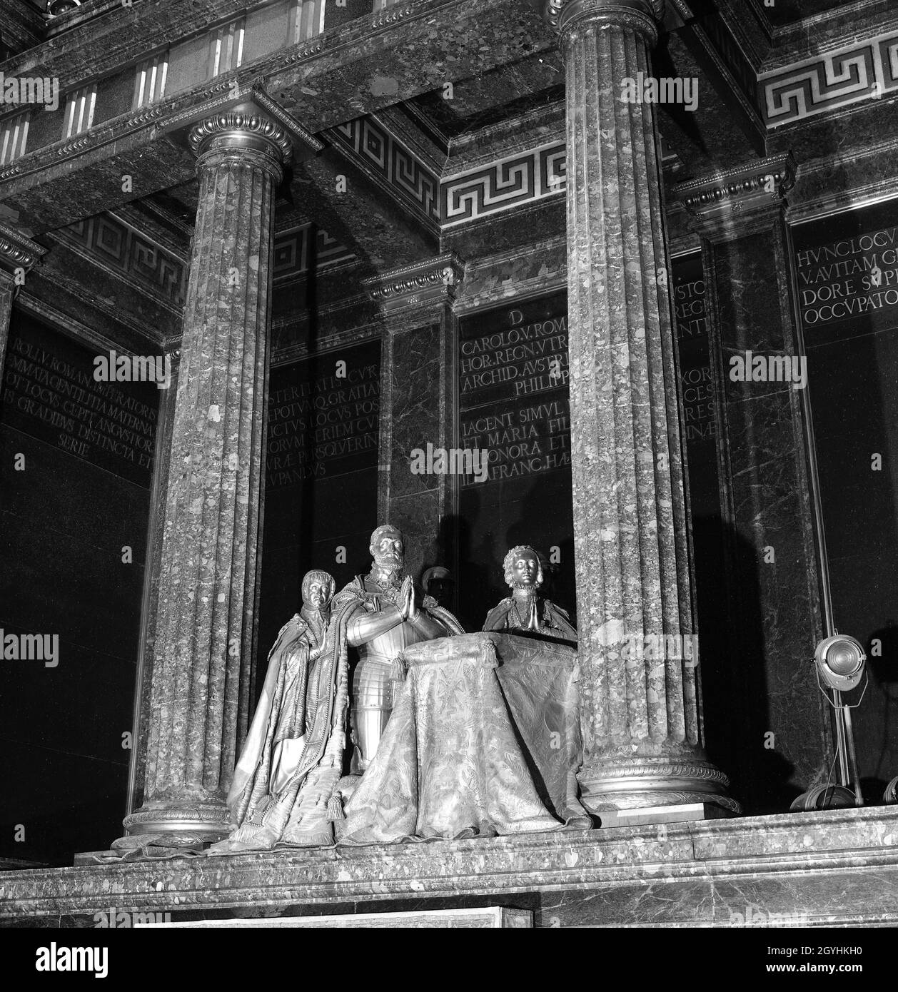 GRUPO ESCULTORICO DE CARLOS V Y SU FAMILIA ORANDO - BRONCE SOBREDORADO -  1590 - FOTOGRAFIA EN BLANCO Y NEGRO - AÑOS 60. Author: POMPEO LEONI.  Location: MONASTERIO-ESCULTURA. SAN LORENZO DEL ESCORIAL.