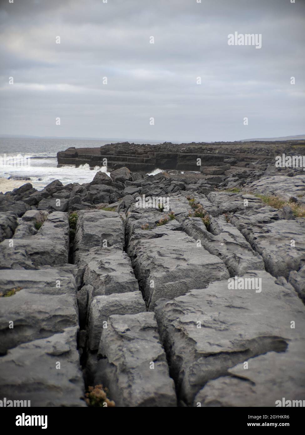 Waves splashing on the rocks of the coast Stock Photo - Alamy