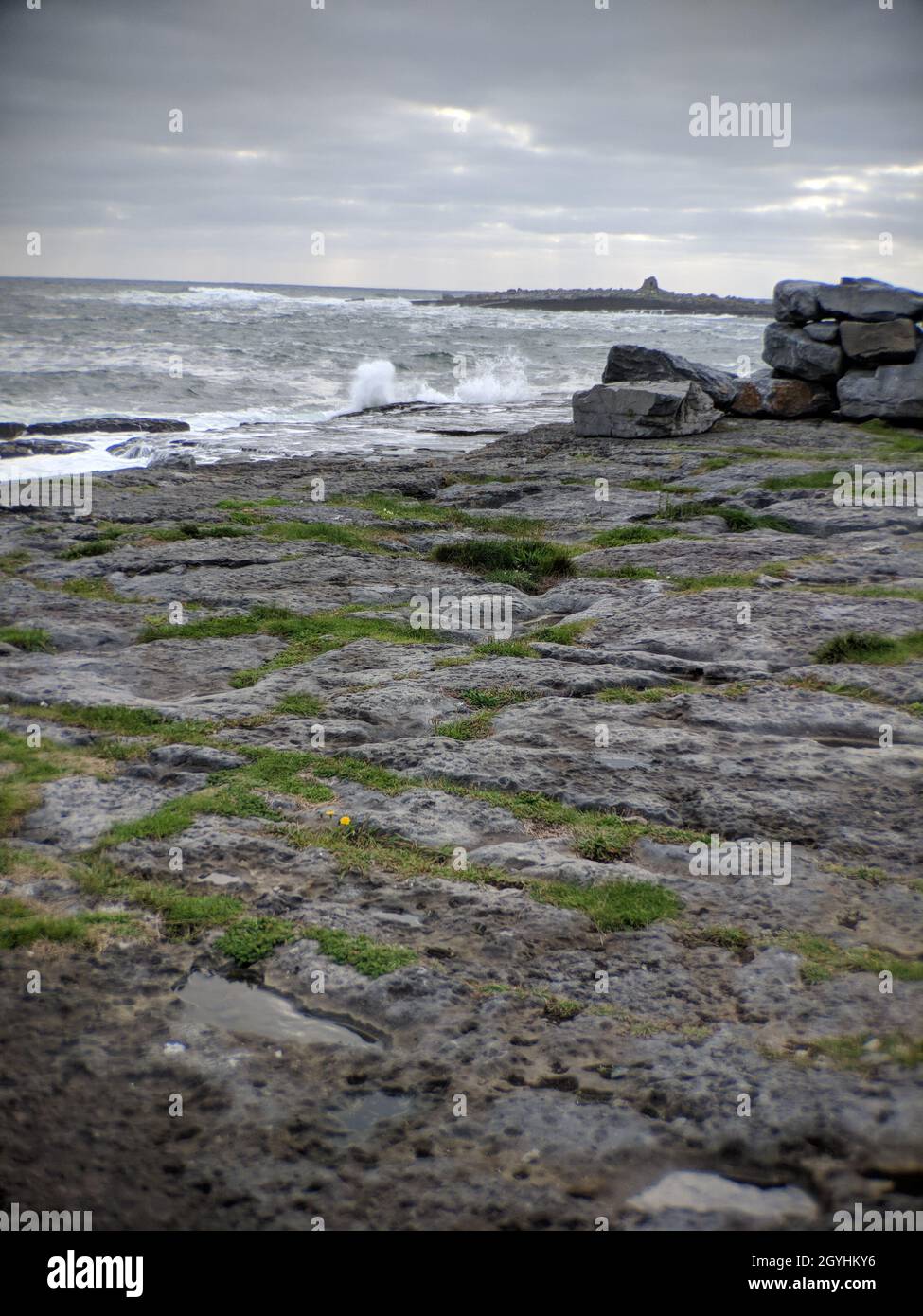 Waves splashing on the rocks of the coast Stock Photo - Alamy