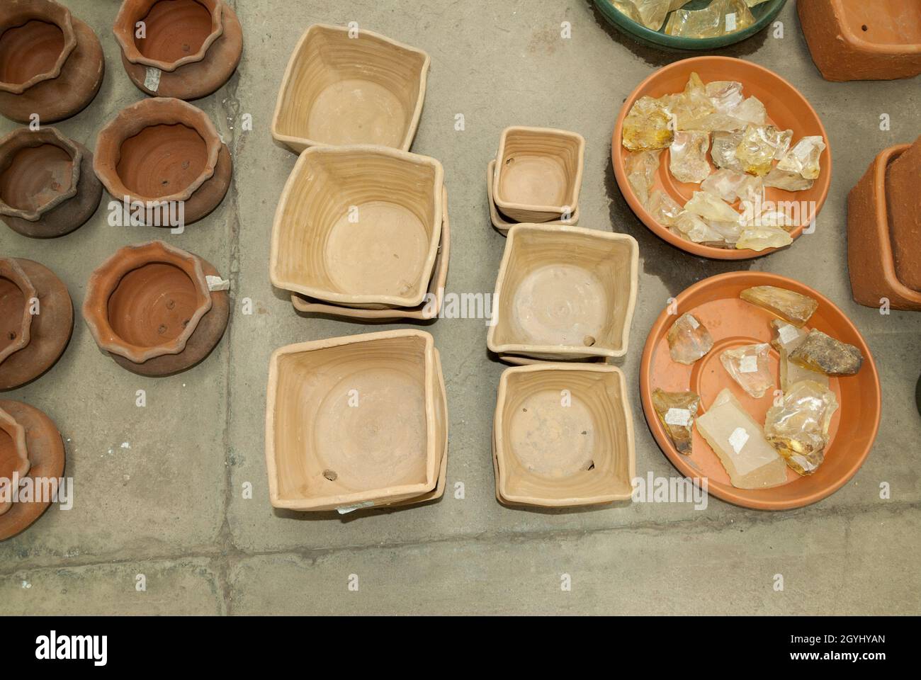 Pots different sizes hires stock photography and images Alamy