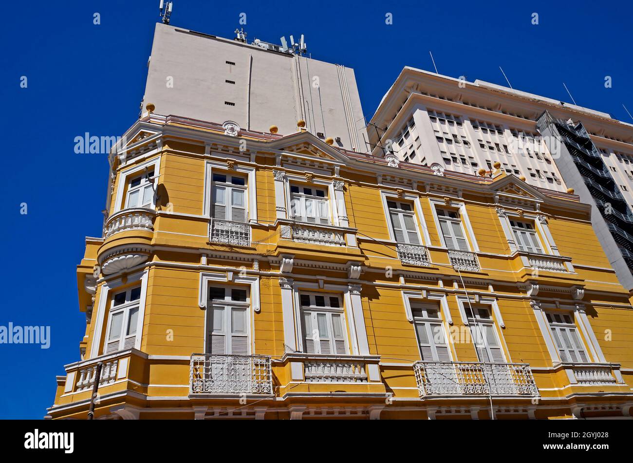 RIO DE JANEIRO, BRAZIL - AUGUST 26, 2017: Yellow facade in downtown Rio ...