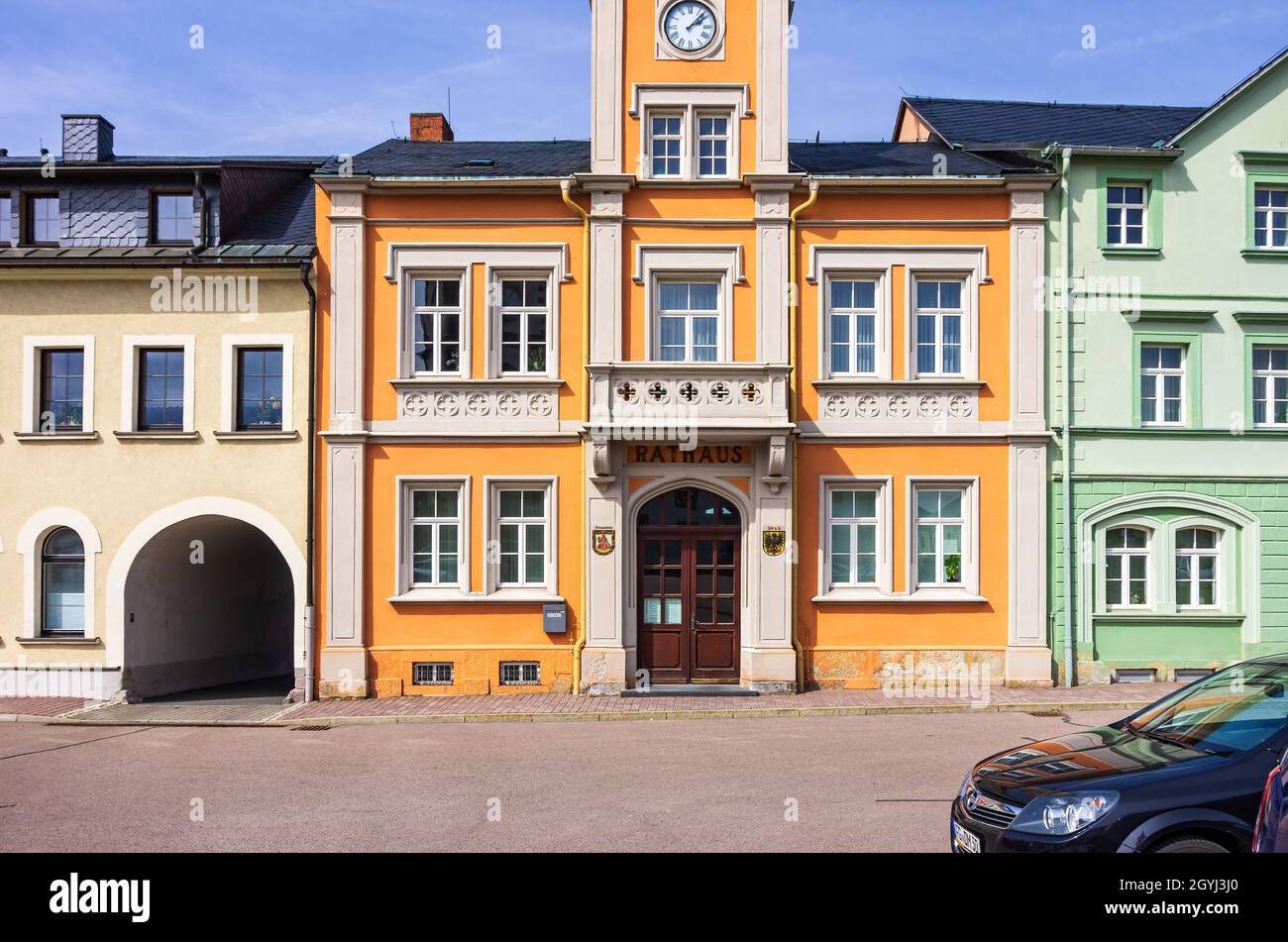 The town hall on the market square of the town of Frauenstein in the Ore Mountains, Saxony, Germany. Stock Photo