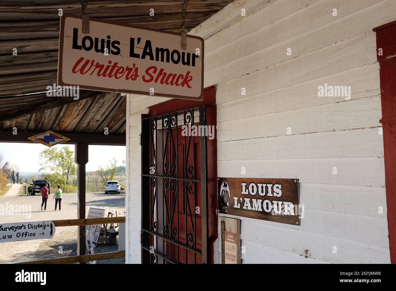 JAMESTOWN, NORTH DAKOTA - 3 OCT 2021: the  Loius L'Amour Writers Shack in Frontier Town. Stock Photo