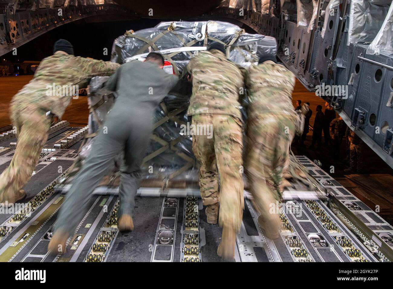 A loadmaster from the 517th Airlift Squadron and Soldiers from Fort