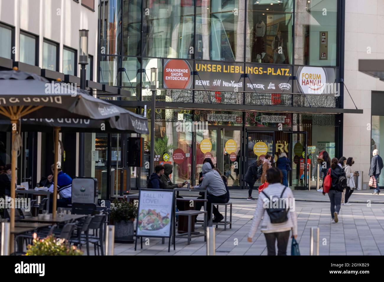 Hanau, Germany. 08th Oct, 2021. People walk in Hanau's city centre. With a  comprehensive urban development concept, the city of Hanau wants to  counteract the shop vacancy and keep its city centre