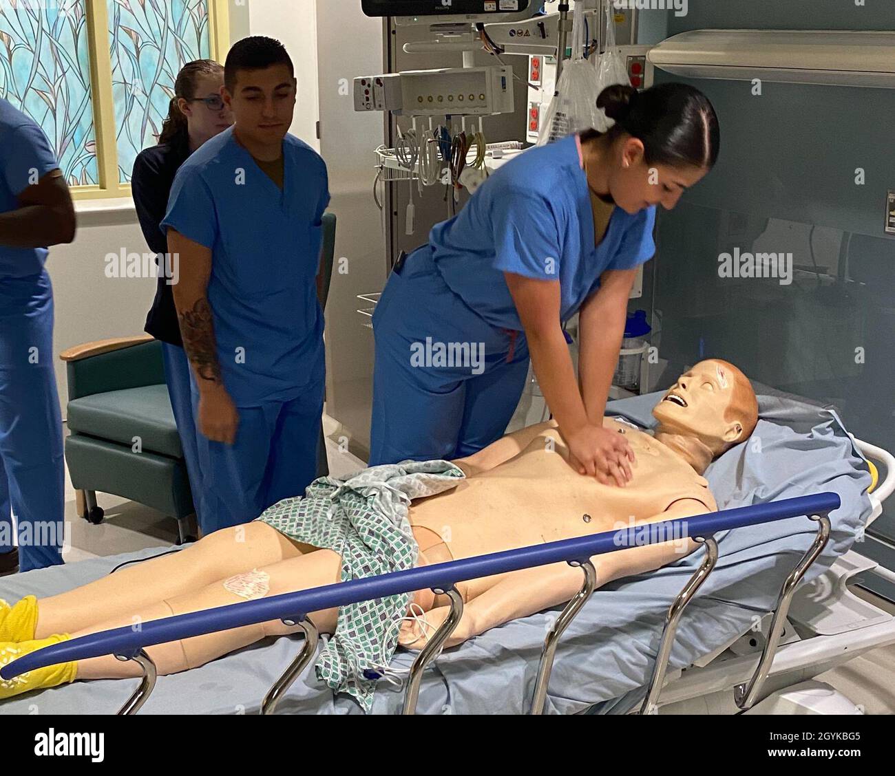 US NAVAL HOSPITAL GUAM, Guam (Jan 16, 2020) Hospitalman Apprentice Priscila Gonzalez performs CPR on a simulation dummy at US Naval Hospital Guam as Hospitalman Recruit Trenten Wallace observes the proceedure. The simulator training offers a more life-like training that helps to improve readiness for medical personnel at the hospital. US Navy photo by CDR Denver Applehans / Released. Stock Photo