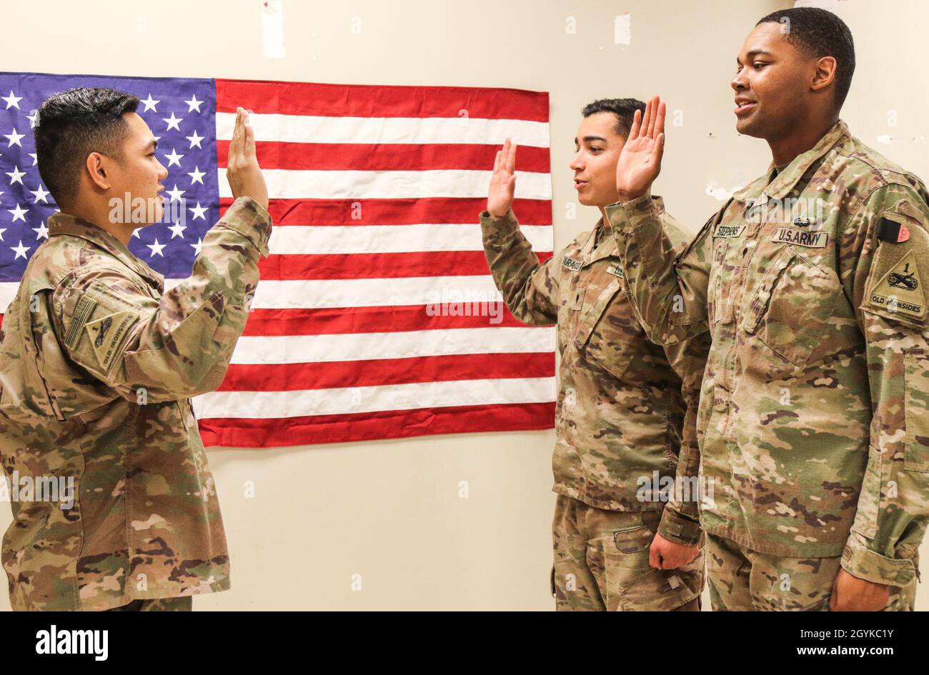 1st Lt. Ron Silva, 1st Armored Division Resolute Support Sustainment Brigade, administers an oath of reenlistment to Spc. Tory Stephens and Spc. Andy Zaragoza, 1 AD RSSB, at Bagram Air Field, Afghanistan, Jan. 16, 2020 (U.S. Army photo by Sgt Briaira Tolbert) Stock Photo