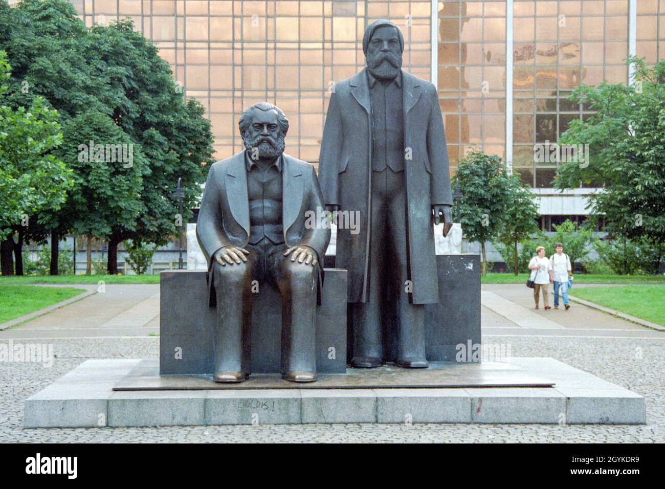 Marx and Engels statue, Berlin, 1995 Stock Photo