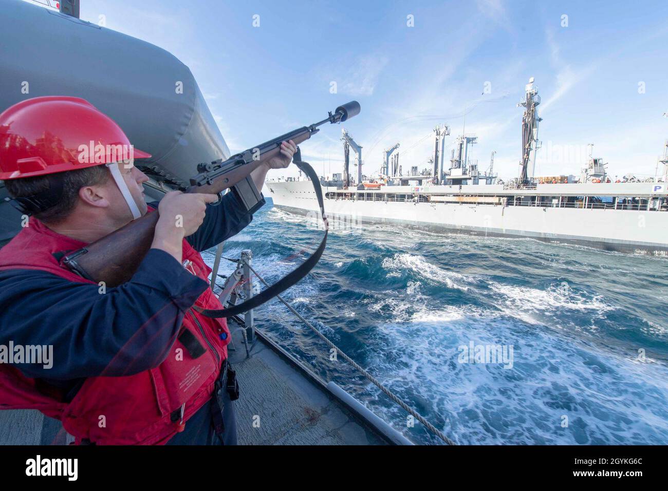 PACIFIC OCEAN (Jan. 18, 2020) Gunner’s Mate 2nd Class Brett Weaver, from Seattle, Wash., fires a shot-line to the Military Sealift Command fleet replenishment oiler USNS Yukon (T-AO  202) from the Arleigh Burke-class guided-missile destroyer USS Paul Hamilton (DDG 60) Jan. 18, 2020. Paul Hamilton, part of the Theodore Roosevelt Carrier Strike Group, is on a scheduled deployment to the Indo-Pacific. (U.S. Navy photo by Mass Communication Specialist 3rd Class Matthew F. Jackson) Stock Photo