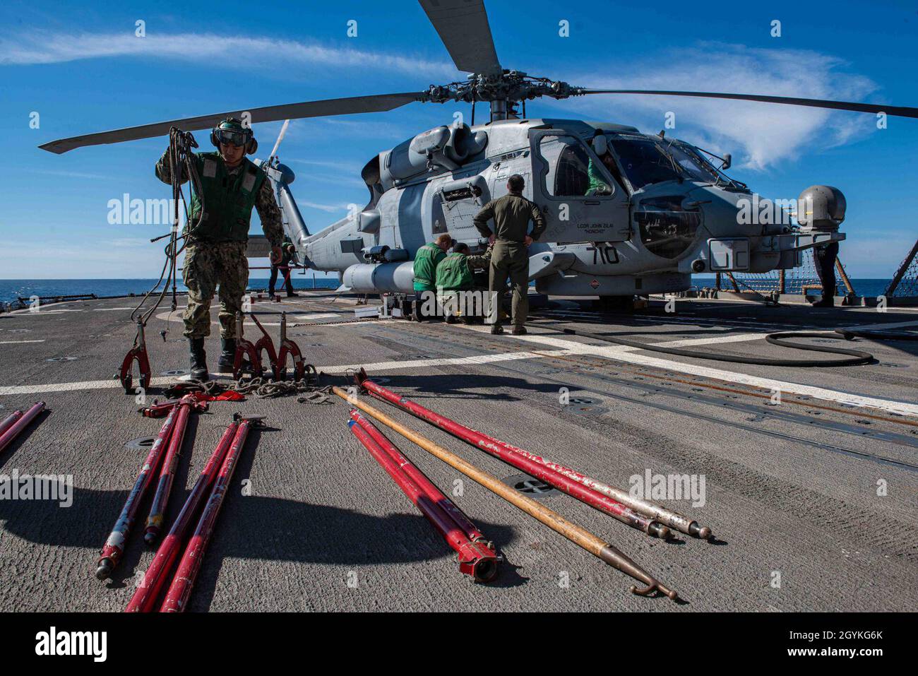 PACIFIC OCEAN (Jan. 18, 2020) Aviation Machinist’s Mate 2nd Class Aaron Delano, from Daly City, Calif., left, arranges blade clamps and restraint bars for securing and stowing an MH-60R Sea Hawk, assigned to the “Wolf Pack” of Helicopter Maritime Strike Squadron (HSM) 75, on the flight deck of the Ticonderoga-class guided-missile cruiser USS Bunker Hill (CG 52) Jan. 18, 2020. Bunker Hill, part of the Theodore Roosevelt Carrier Strike Group, is on a scheduled deployment to the Indo-Pacific. (U.S. Navy photo by Mass Communication Specialist 3rd Class Nicholas V. Huynh) Stock Photo