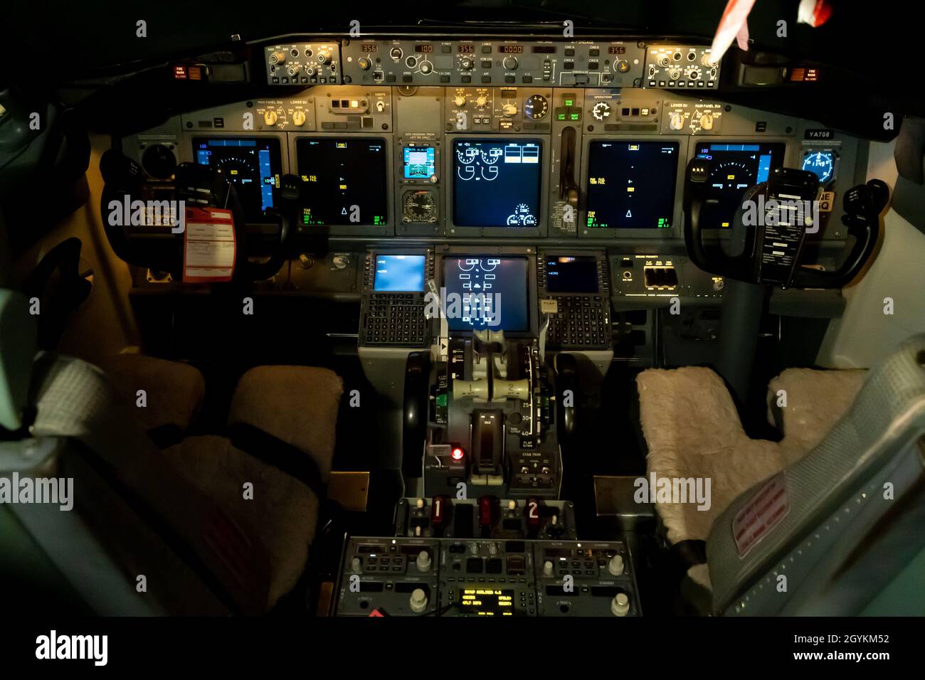 737 700 Cockpit