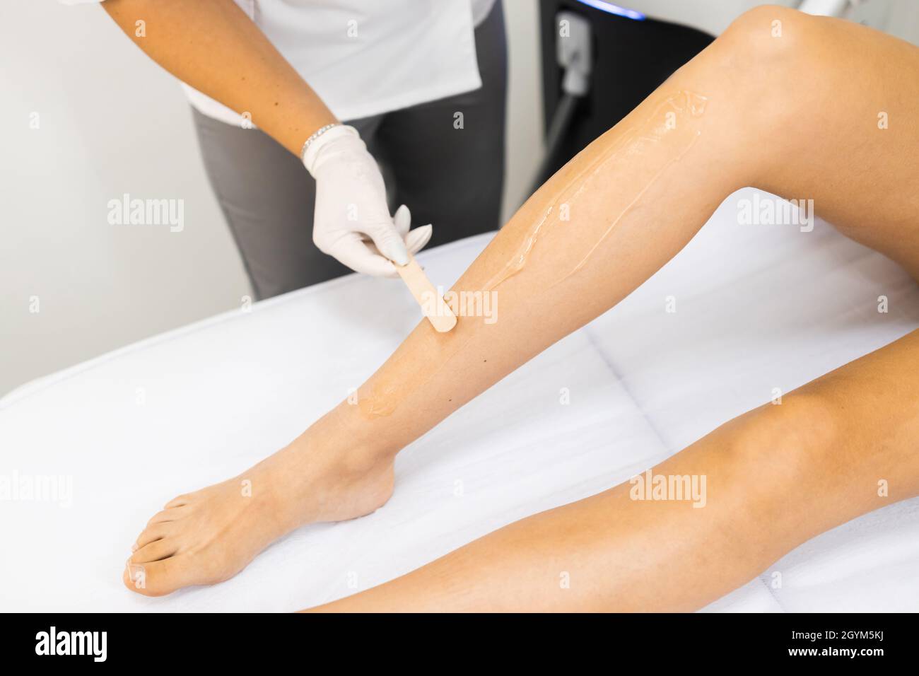 Beautician applies a special gel for laser hair removal to a woman's leg Stock Photo - Alamy Beautician applies a special gel for laser hair removal to a woman's leg Stock Photo - Alamy