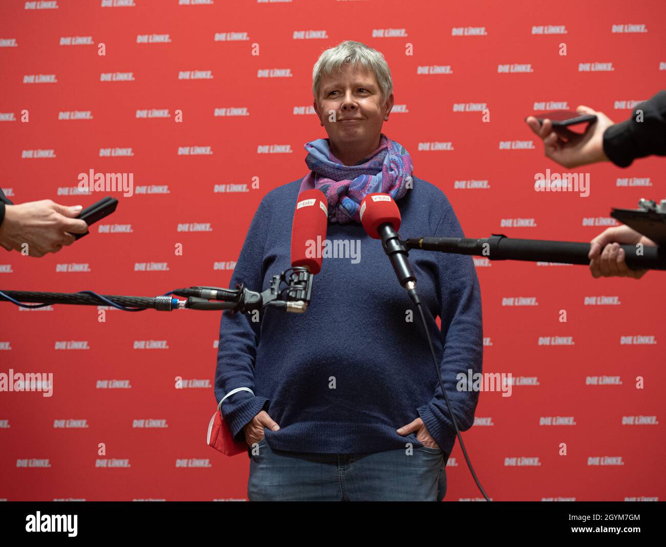 Berlin, Germany. 08th Oct, 2021. Katina Schubert, Berlin state chairwoman of Die Linke party, comments on the exploratory talks to members of the press. Credit: Paul Zinken/dpa/Alamy Live News Stock Photo