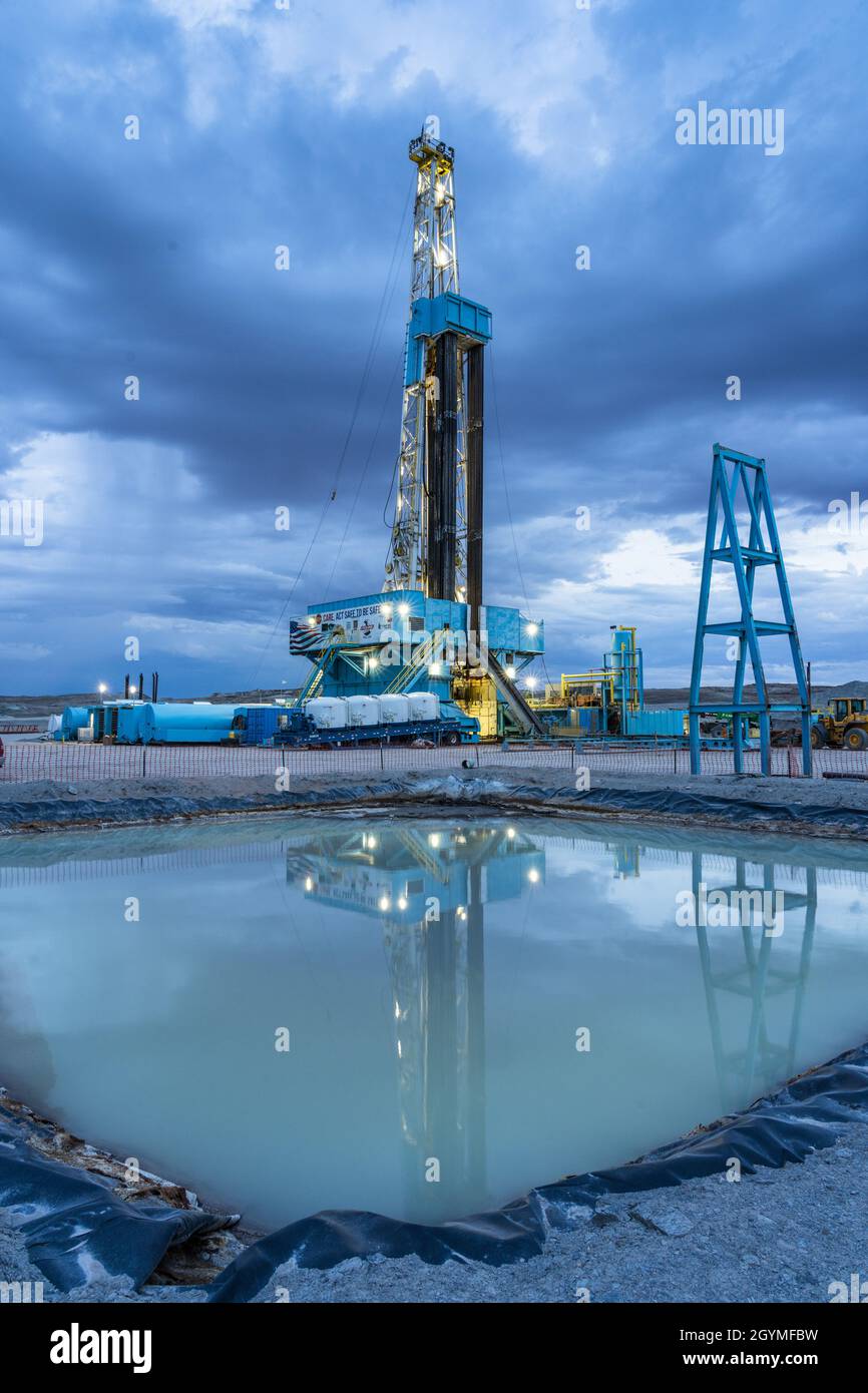 Storm oil rig hi-res stock photography and images - Alamy