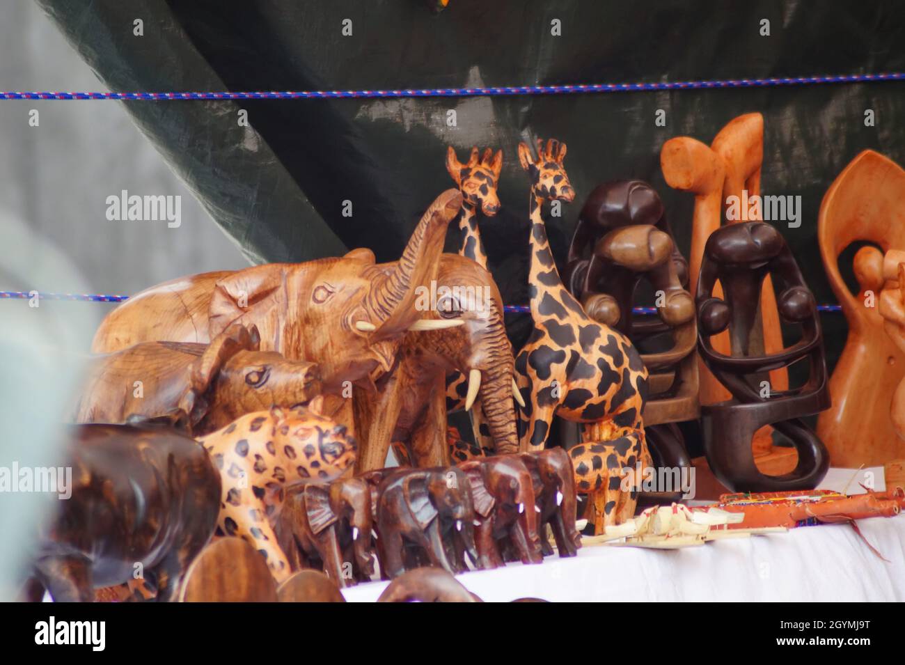 Afrikanische Holzfiguren auf einem Markt Stock Photo