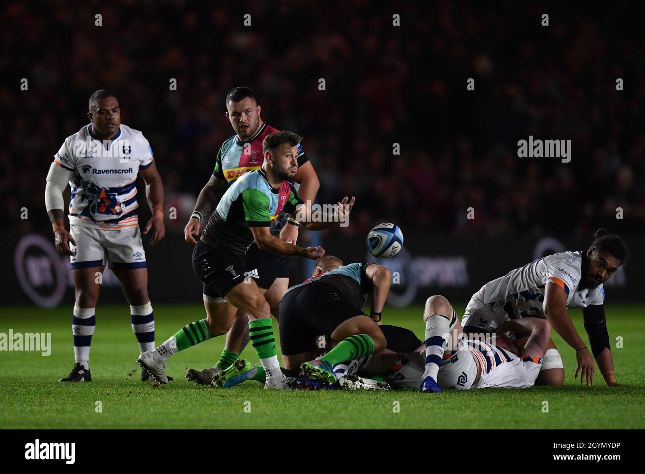 Twickenham Stoop Stadium, UK, UK. 8th October, 2021. Harlequins' Danny Care passes during the Gallagher English Premiership game between Harlequins and Bristol Bears: Credit: Ashley Western/Alamy Live News Stock Photo