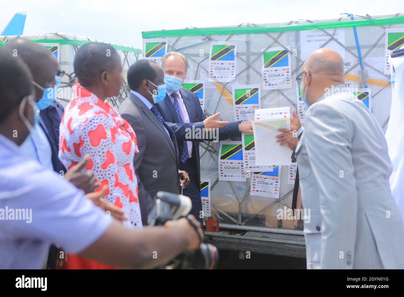 Dar Es Salaam, Tanzania. 8th Oct, 2021. Tanzanian officials check a batch of the Sinopharm vaccine from China at Julius Nyerere International Airport in Dar es Salaam, Tanzania, on Oct. 8, 2021. Tanzania on Friday received 1,065,600 doses of the Sinopharm vaccine from China under COVAX, boosting the east African nation's vaccination campaign against COVID-19. COVAX is a global program aimed at providing equitable access to COVID-19 vaccines. Credit: Herman Emmanuel/Xinhua/Alamy Live News Stock Photo