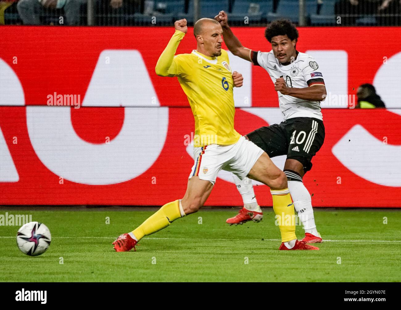 Hamburg, Germany. 08th Oct, 2021. Football: World Cup Qualification Europe, Germany - Romania, Group Stage, Group J, Matchday 7 at Volksparkstadion. Germany's Serge Gnabry (r) and Romania's Vlad Chiriches fight for the ball. Credit: Axel Heimken/dpa/Alamy Live News Stock Photo