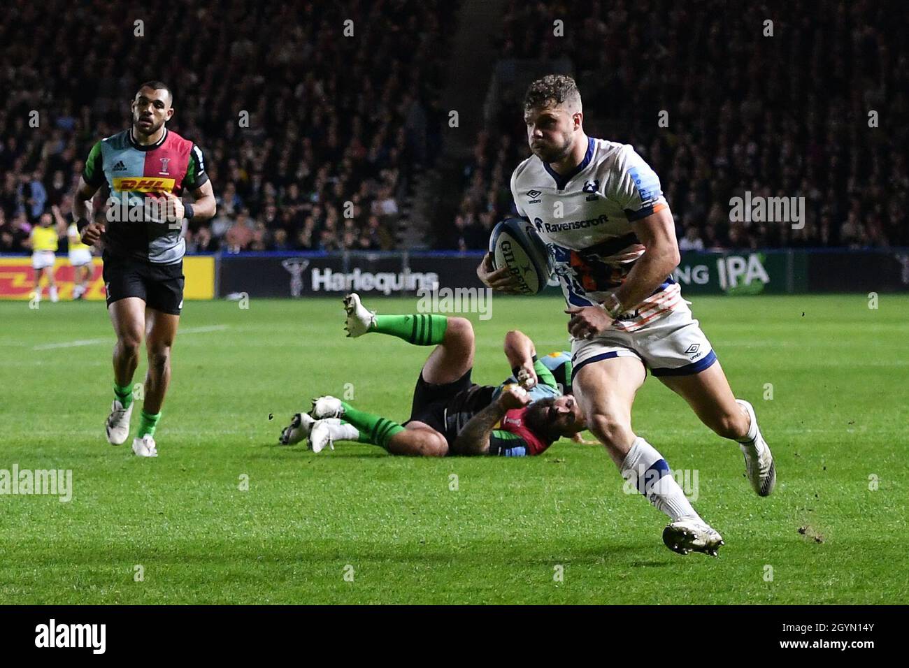 Twickenham Stoop Stadium, UK, UK. 8th October, 2021. Bristol Bears' Henry Purdy scores his sides second try during the Gallagher English Premiership game between Harlequins and Bristol Bears: Credit: Ashley Western/Alamy Live News Stock Photo
