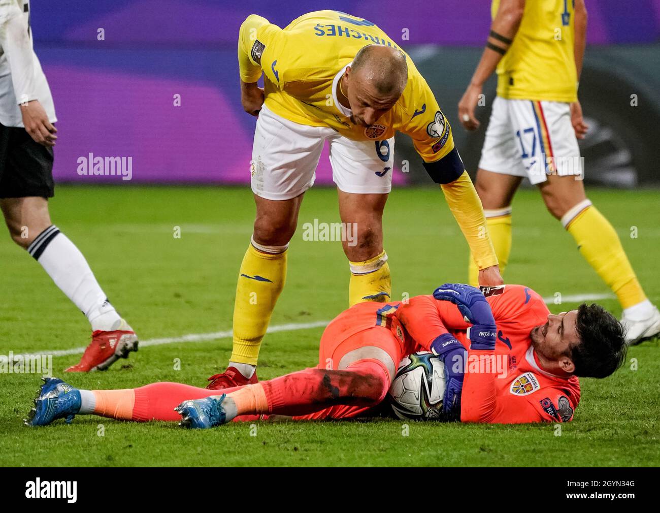 Hamburg, Germany. 08th Oct, 2021. Football: World Cup Qualification Europe, Germany - Romania, Group Stage, Group J, Matchday 7 at Volksparkstadion. Romania's Vlad Chiriches (o) and Romania's goalkeeper Florin Nita. Credit: Axel Heimken/dpa/Alamy Live News Stock Photo