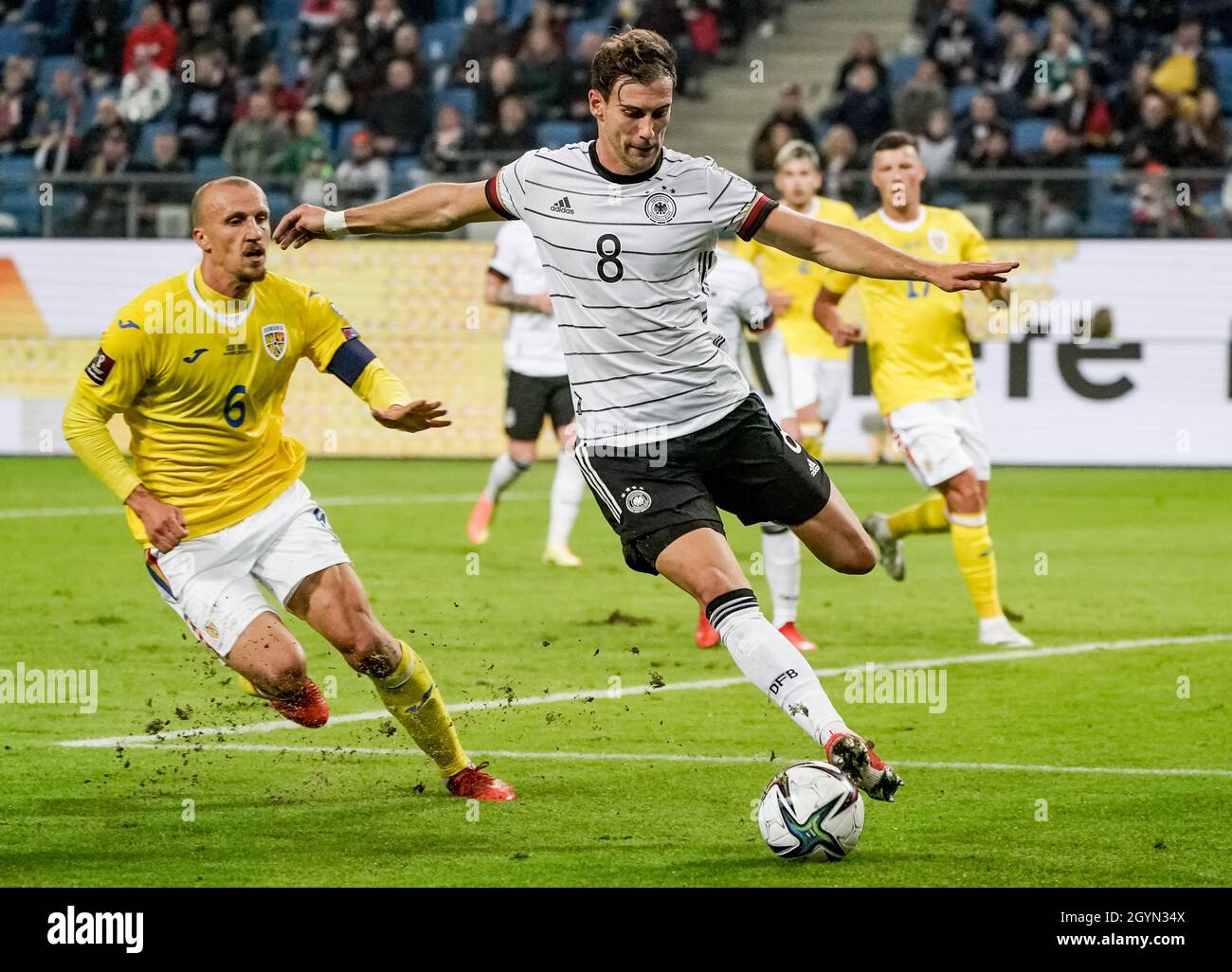 Hamburg, Germany. 08th Oct, 2021. Football: World Cup Qualification Europe, Germany - Romania, Group Stage, Group J, Matchday 7 at Volksparkstadion. Germany's Leon Goretzka (r) and Romania's Vlad Chiriches fight for the ball. Credit: Axel Heimken/dpa/Alamy Live News Stock Photo