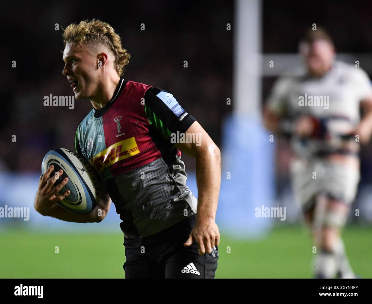 Twickenham Stoop Stadium, UK, UK. 8th October, 2021. Harlequins' Louis Lynagh scores his sides second try during the Gallagher English Premiership game between Harlequins and Bristol Bears: Credit: Ashley Western/Alamy Live News Stock Photo