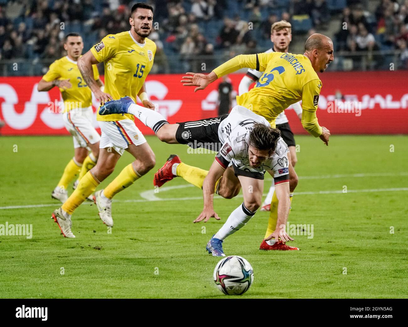 Hamburg, Germany. 08th Oct, 2021. Football: World Cup Qualification Europe, Germany - Romania, Group Stage, Group J, Matchday 7 at Volksparkstadion. Germany's Jonas Hofmann (front) and Romania's Vlad Chiriches (r) fight for the ball. Credit: Axel Heimken/dpa/Alamy Live News Stock Photo