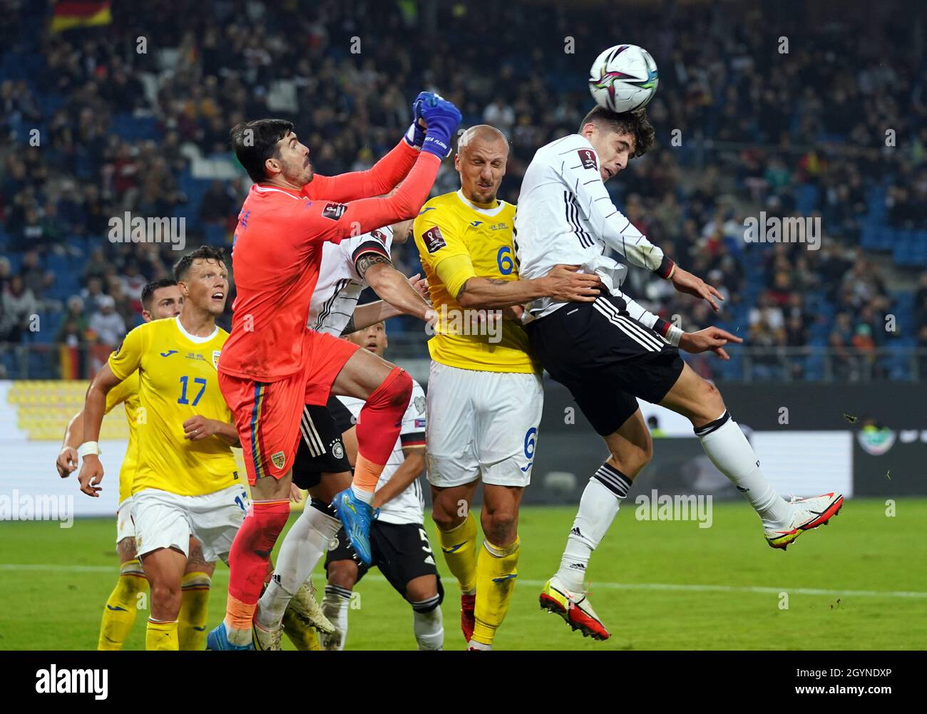 Hamburg, Germany. 08th Oct, 2021. Football: World Cup Qualification Europe, Germany - Romania, Group Stage, Group J, Matchday 7 at Volksparkstadion. Germany's Kai Havertz (r) goes for a header against Romania's goalkeeper Florin Nita (l) and Vlad Chiriches. Credit: Marcus Brandt/dpa/Alamy Live News Stock Photo