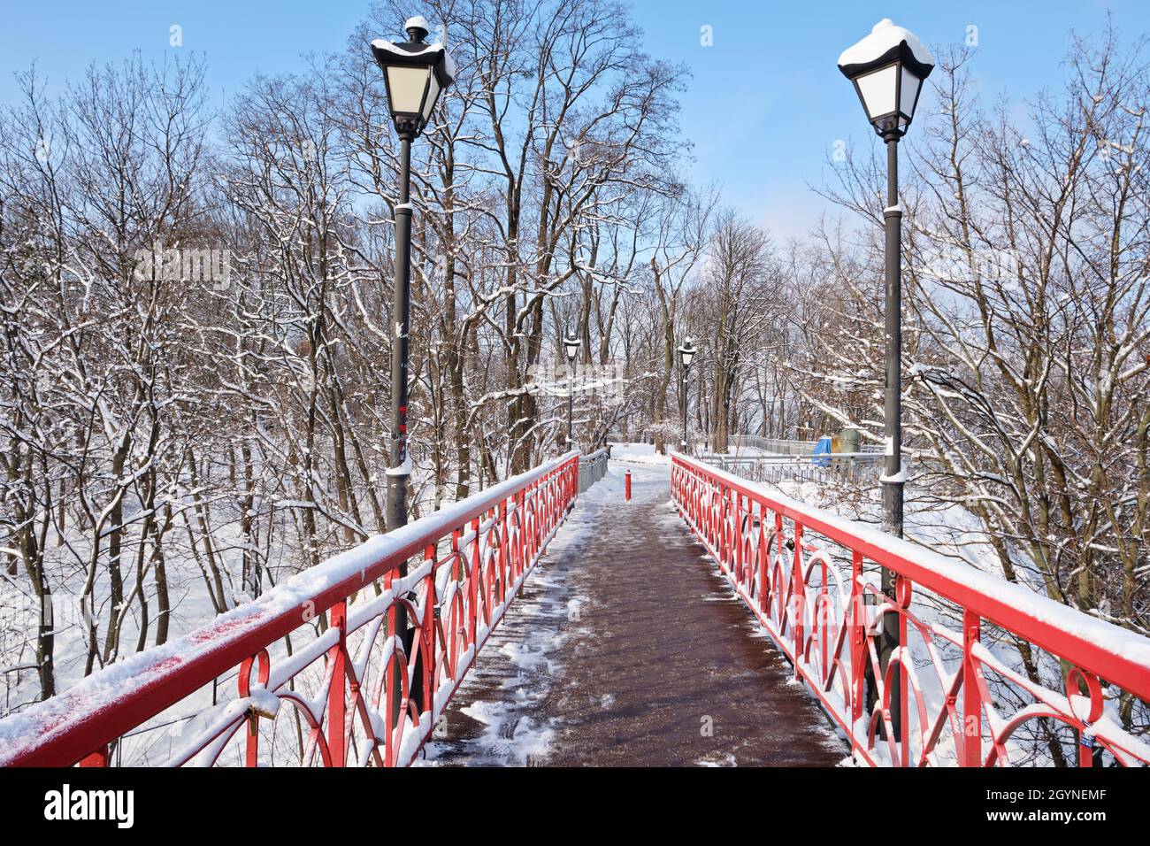 Winter city park. Lovers Bridge in Kiev. Ukraine Stock Photo - Alamy