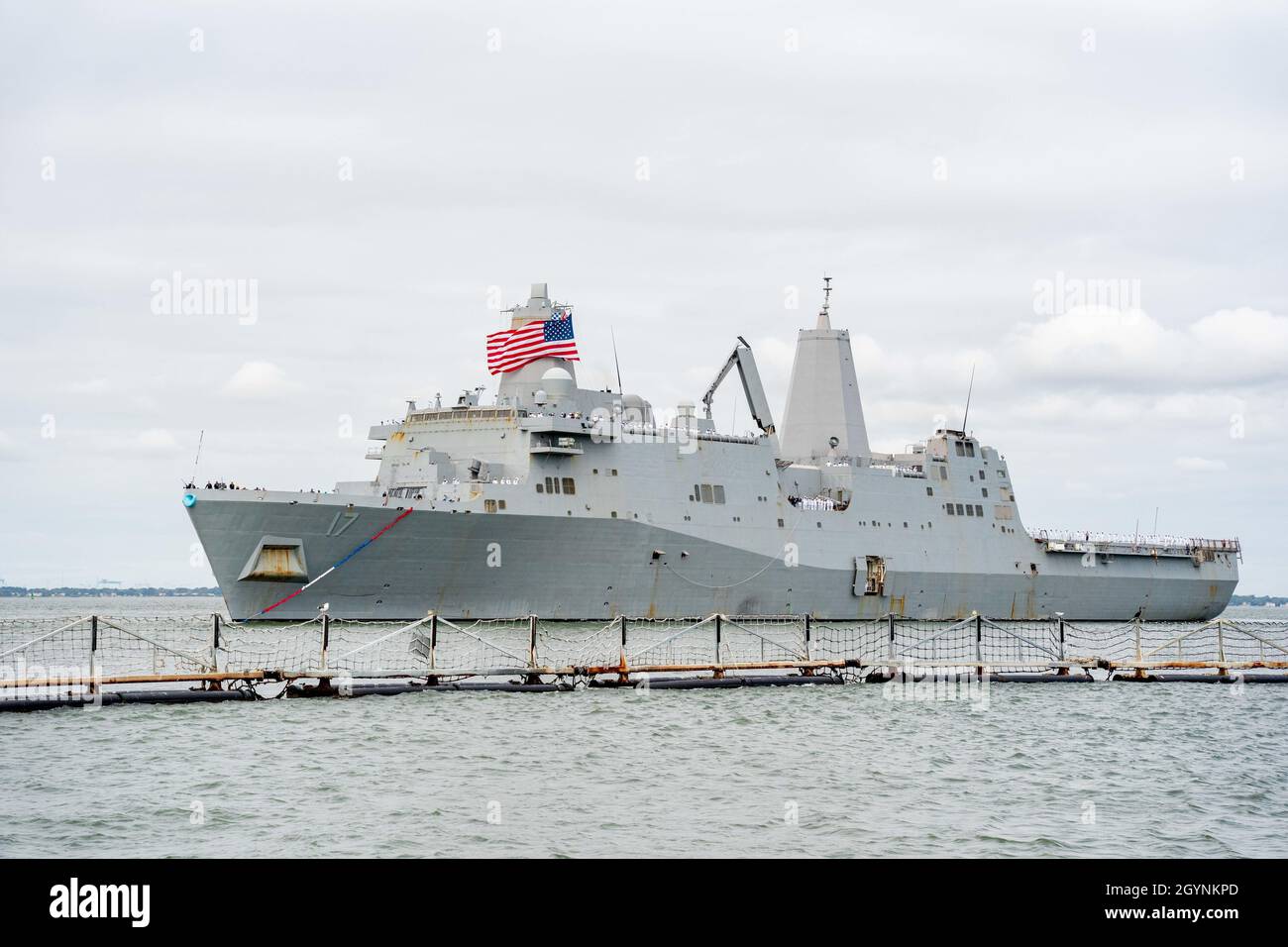 NORFOLK, Va. – Amphibious transport dock ship USS San Antonio (LPD 17), part of the USS Iwo Jima Amphibious Ready Group (IWOARG), returns to its homeport at Naval Station Norfolk Oct. 8, following a six-month deployment to the U.S. 5th and U.S. 6th Fleet areas of operation. (US Navy Photo by Mass Communication Specialist 2nd Class Joshua M. Tolbert) Stock Photo