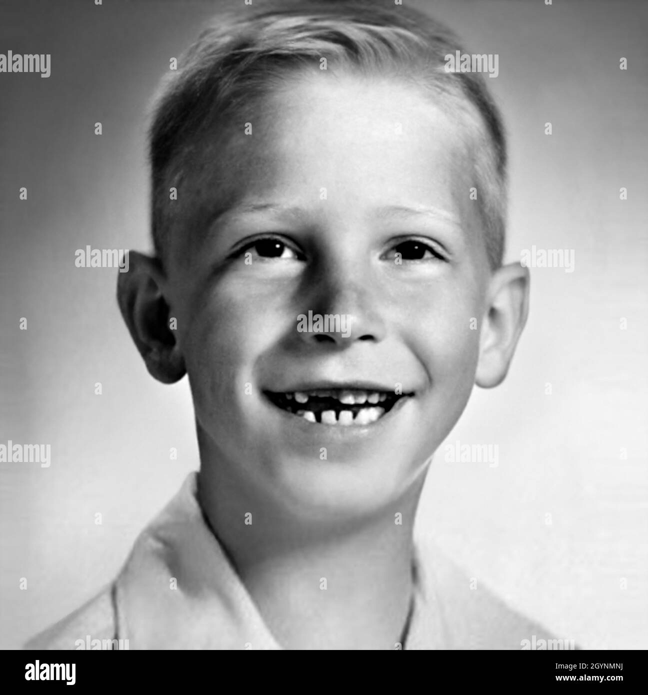 1962 ca, USA : The celebrated BILL GATES ( bo?rn in Seattle, 28 october 1955? ) when was a young boy aged 7 . Unknown photographer . American business magnate , investor and media proprietor founder of WINDOWS MICROSOFT company . Unknown photographer .- INFORMATICA - INFORMATICO - INFORMATICS - COMPUTER TECHNOLOGY - INVENTORE - INVENTOR - HISTORY - FOTO STORICHE - TYCOON - personalità da bambino bambini da giovane - personality personalities when was young - INFANZIA - CHILDHOOD - BAMBINO - BAMBINI - CHILDREN - CHILD --- ARCHIVIO GBB Stock Photo