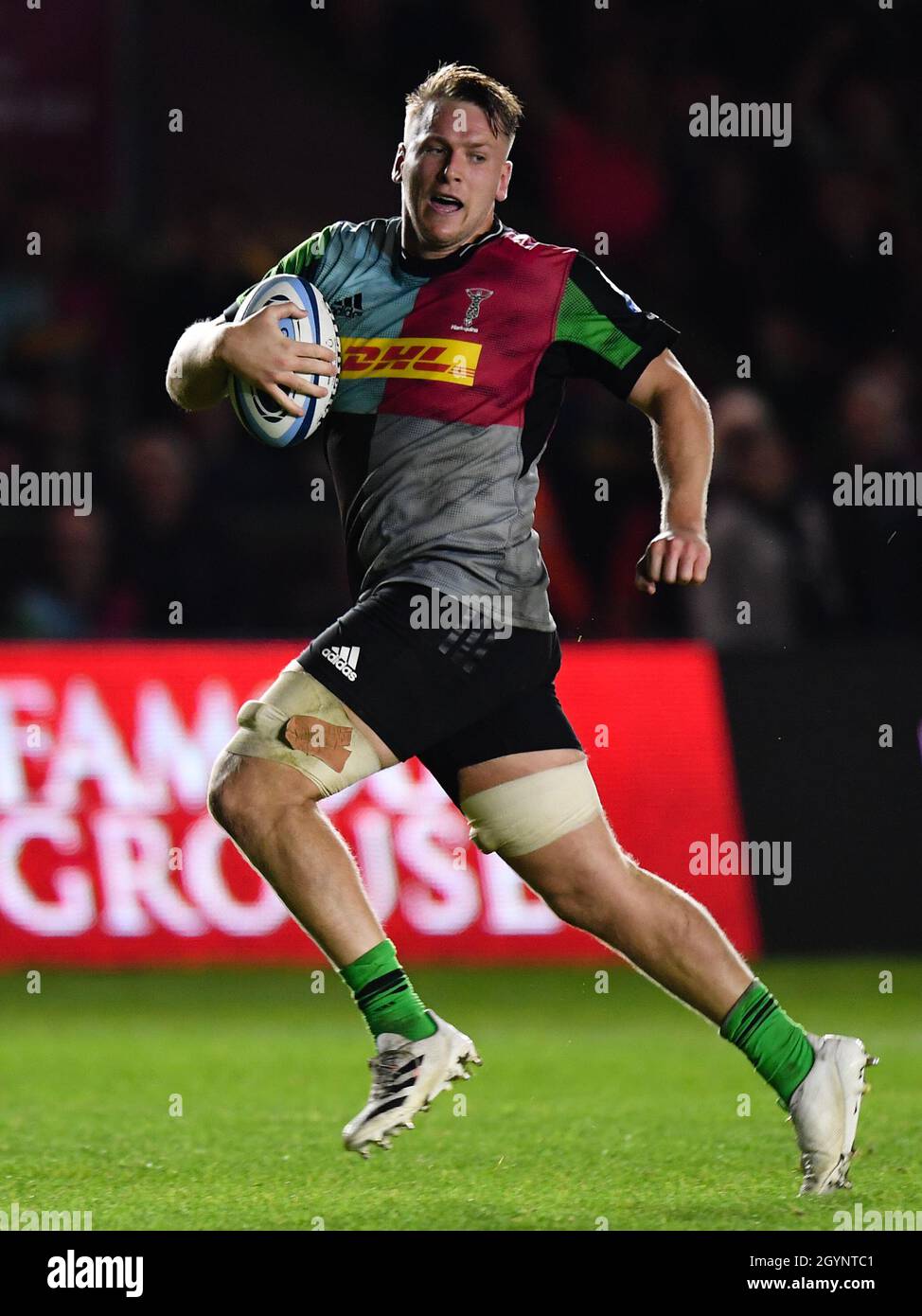 Twickenham Stoop Stadium, UK, UK. 8th October, 2021. Harlequins' Alex Dombrandt breaks away to score their 8th try during the Gallagher English Premiership game between Harlequins and Bristol Bears: Credit: Ashley Western/Alamy Live News Stock Photo