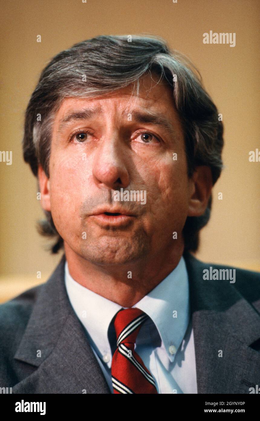 Tom Hayden, Thomas Emmet Hayden (1939-2016) American social and political activist.  Hayden stood trail with the Chicago Seven and was married to Jane Fonda for 17 years. Photo shows Hayden during a press conference at the University of California at Berkeley, Berkeley, California, USA.  26/05/1989. Stock Photo