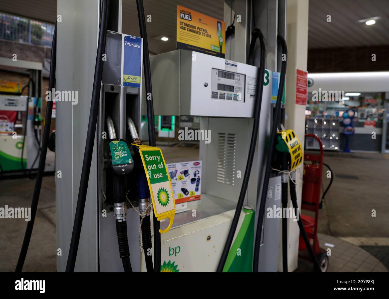 London, UK. 8th Oct, 2021. Photo taken on Oct. 8, 2021 shows signs of 'out of use' at a petrol station in London, Britain. British military personnel have begun to deliver fuel to petrol stations since Oct. 4 as petrol shortages continue. Credit: Han Yan/Xinhua/Alamy Live News Stock Photo