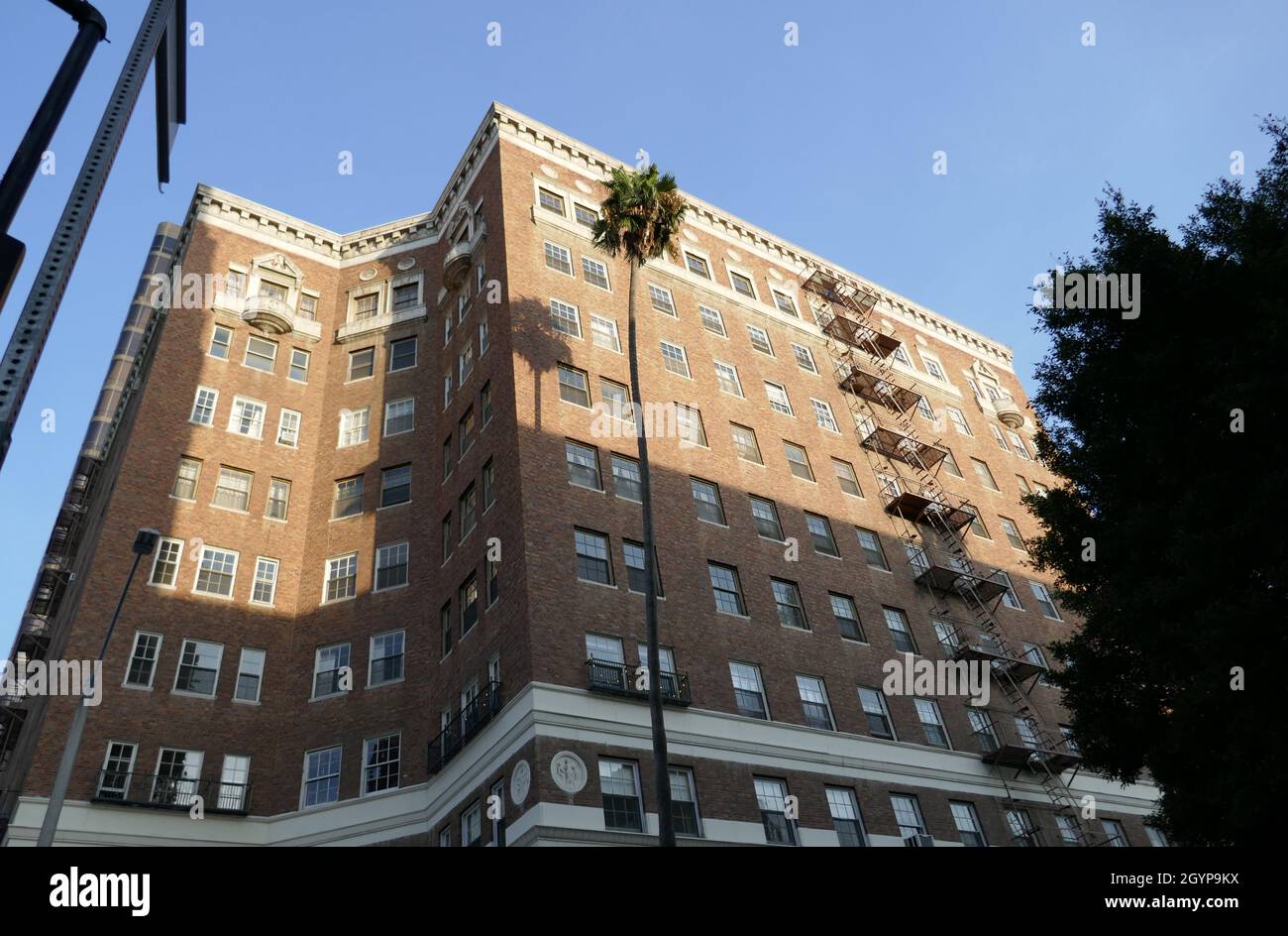 Los Angeles, California, USA 29th September 2021 A general view of atmosphere of The Talmadge Apts, Historic building, Singer Al Jolson and Actor Jason Lee Former home/residence and Filming Location of Charlie Chaplin and Buster Keaton Movies at 3278 Wilshire Blvd on September 29, 2021 in Los Angeles, California, USA. Photo by Barry King/Alamy Stock Photo Stock Photo