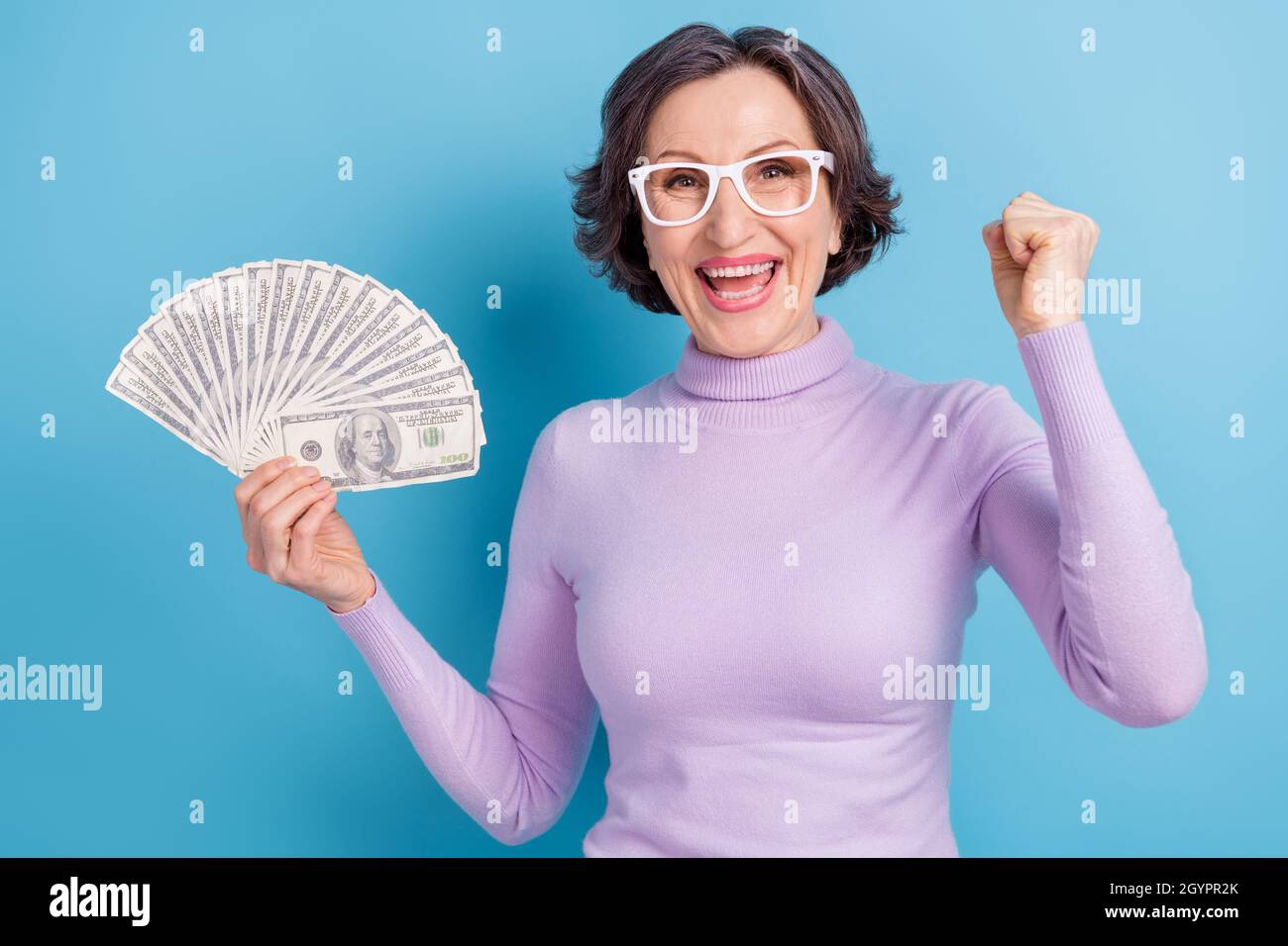 Женщина с кредиткой и деньгами. Black guy holds money. Money wear. Оффер про деньги. Деньги в шляпе нейросеть картинки.