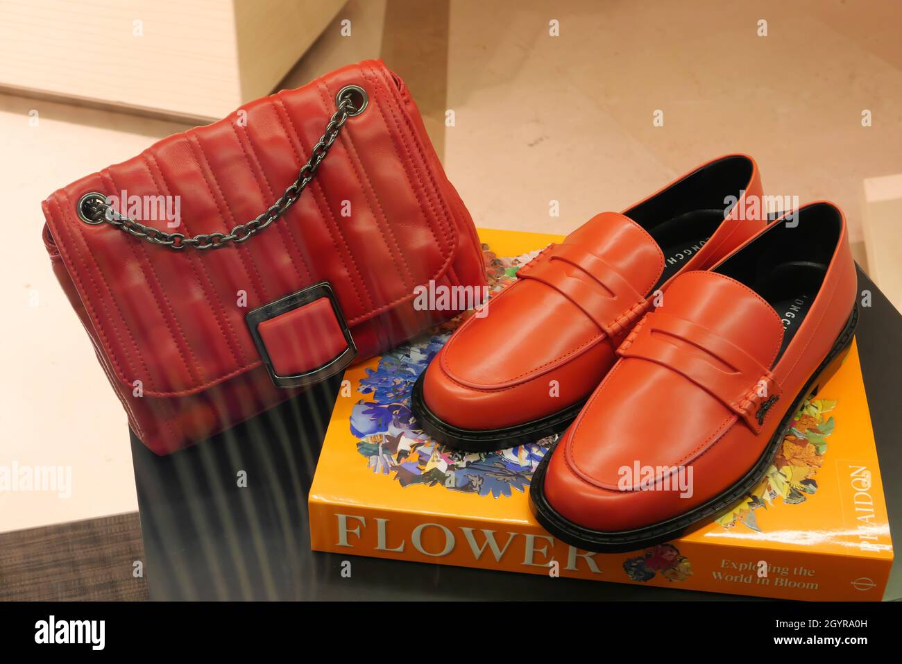 BAG AND SHOES ON DISPLAY AT LONGCHAMP FASHION BOUTIQUE Stock Photo Alamy